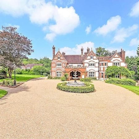 Exquisite Manor House In Surrey Hills Villa Lower Kingswood Exterior foto