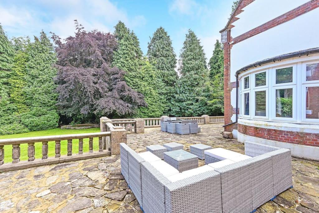 Exquisite Manor House In Surrey Hills Villa Lower Kingswood Exterior foto