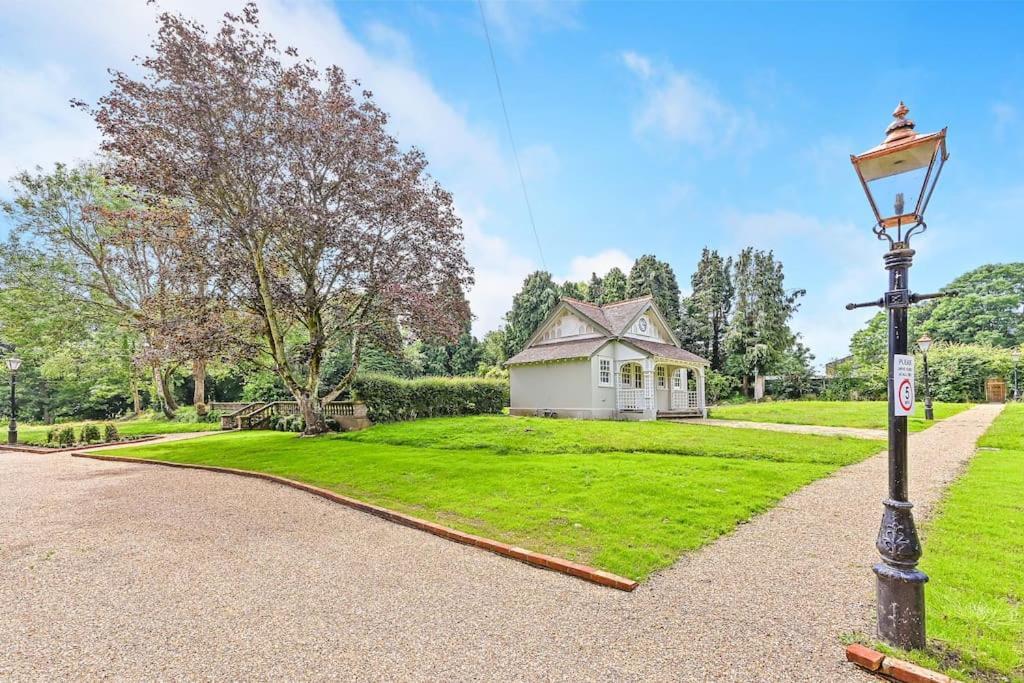 Exquisite Manor House In Surrey Hills Villa Lower Kingswood Exterior foto